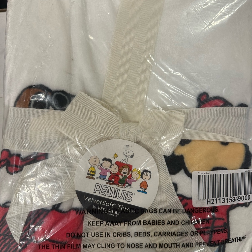 Peanuts White and Red Blanket